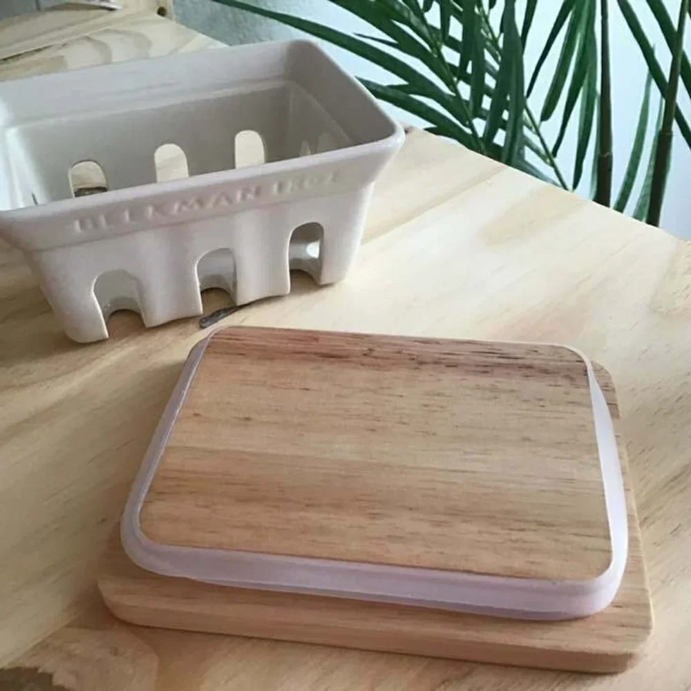 Beekman 1802 Ceramic Soap Dish for 3.5 oz. palm size bars / Brand New